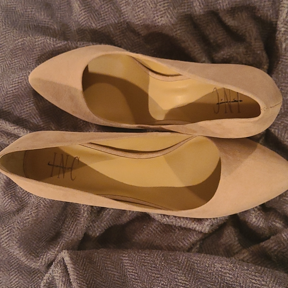 Nude pumps